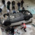 Camioneta cae desde el segundo piso de Plaza Lilas en CDMX; hay una mujer lesionada