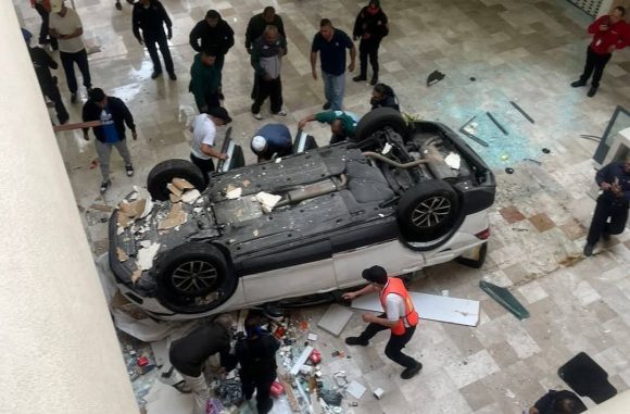 Camioneta cae desde el segundo piso de Plaza Lilas en CDMX; hay una mujer lesionada