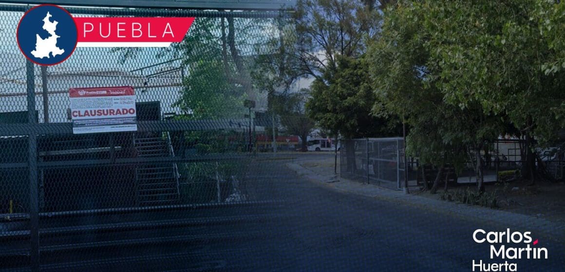 Clausuran reja de vecino que se adueño de espacio público en Puebla; más tarde quita los sellos