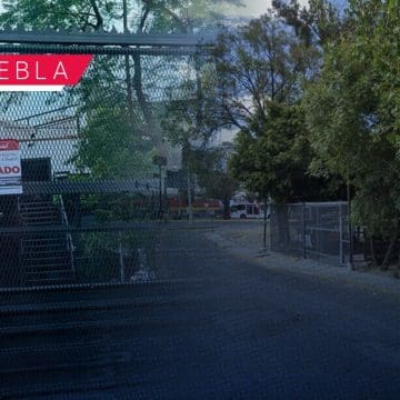 Clausuran reja de vecino que se adueño de espacio público en Puebla; más tarde quita los sellos