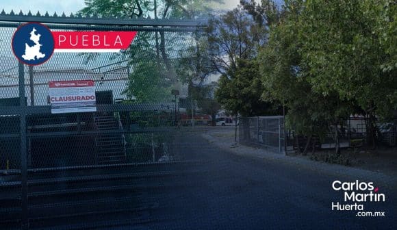 Clausuran reja de vecino que se adueño de espacio público en Puebla; más tarde quita los sellos