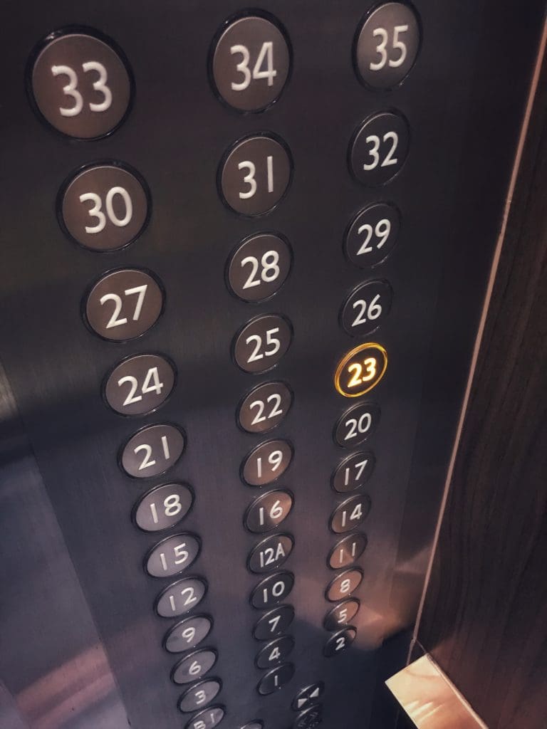 Evitan numero 13 en elevador