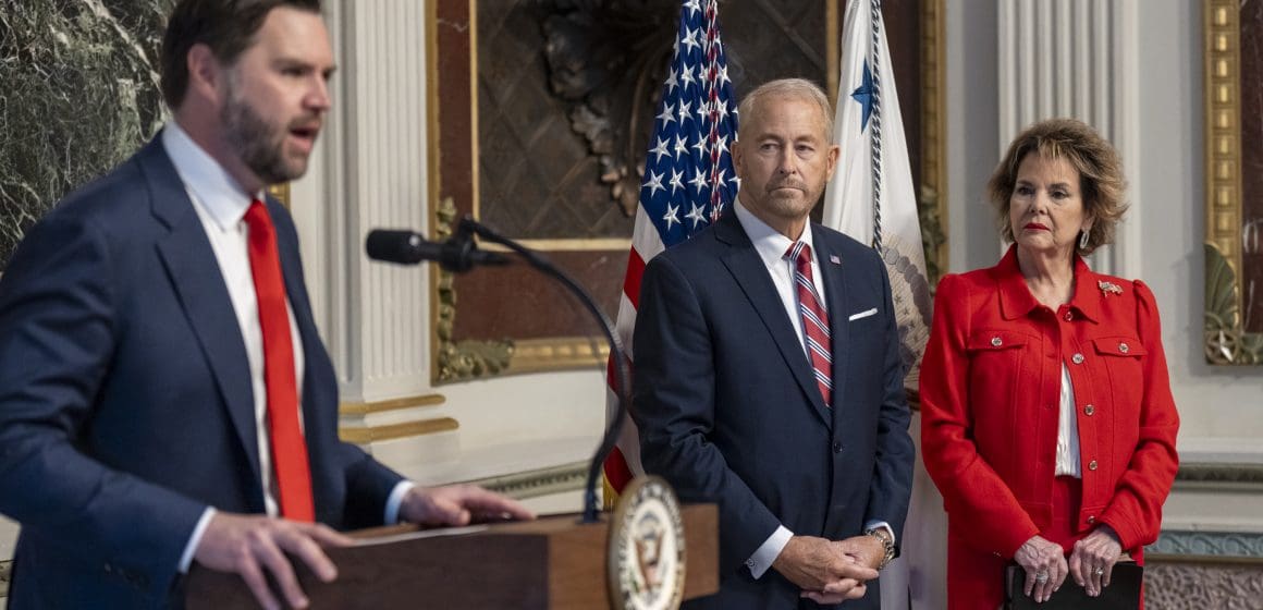Ron Johnson rinde protesta como nuevo embajador de Estados Unidos en México