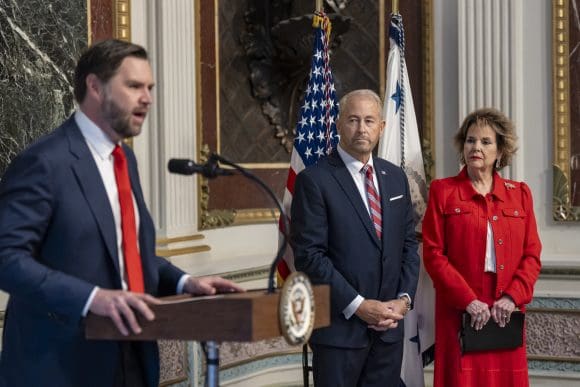 Gq3JZI4XcAA7Aak Ron Johnson rinde protesta como nuevo embajador de Estados Unidos en México