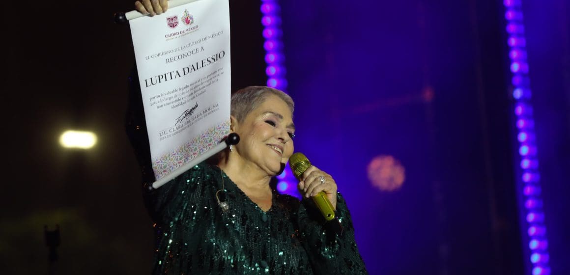 Lupita D’Alessio conquistó el zócalo de la CDMX en el Día de las Madres con un Concierto Histórico