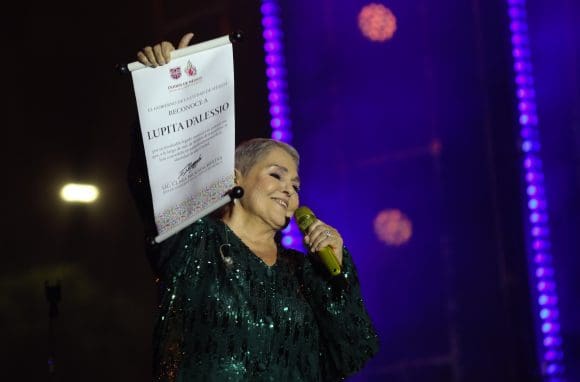 Lupita D’Alessio conquistó el zócalo de la CDMX en el Día de las Madres con un Concierto Histórico