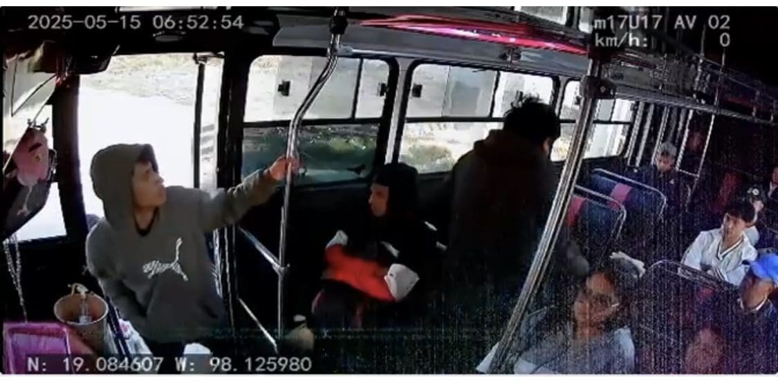 Asalto armado a pasajeros de la Ruta M17 en Puebla: Cámaras captan el delito