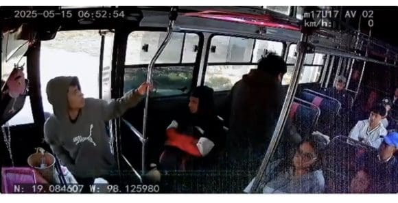 Asalto armado a pasajeros de la Ruta M17 en Puebla: Cámaras captan el delito