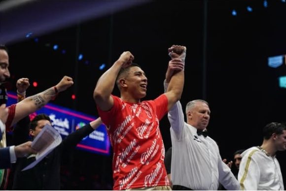 Jaime Munguía vence a Bruno Surace en Arabia Saudita