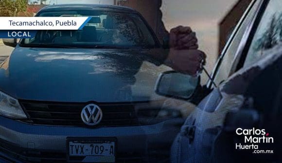 Le roban su vehículo mientras esperaba un semáforo en Tecamachalco