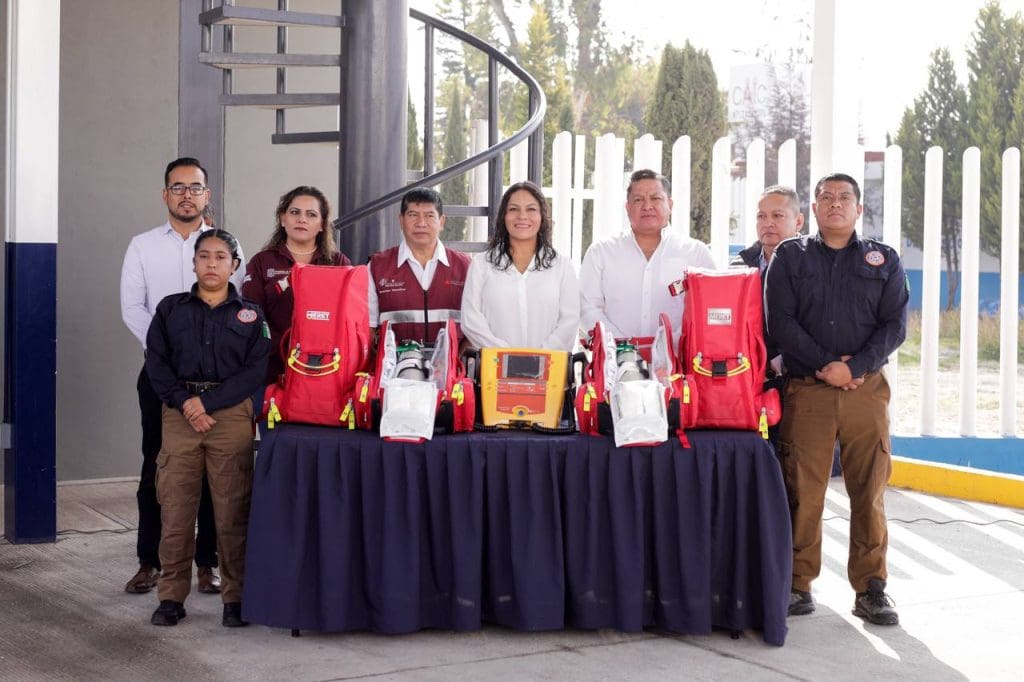 Lupita Cuautle entrega nuevo equipamiento a cuerpos de emergencia