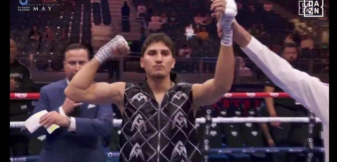 Marco Verde noquea en su debut profesional