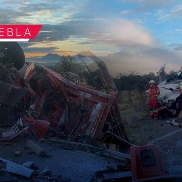 Muere conductor tras fuerte choque entre tortón y tráiler en la autopista Amozoc-Perote