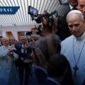 Papa León XIV defiende la libertad de prensa en su primer encuentro con medios
