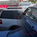Sujeto raya coche en estacionamiento de Costco Puebla tras disputa por lugar