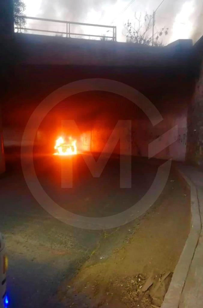 Se incendia coche en Periferico Ecologico