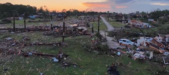 Sistema de tornados deja 21 muertos en Kentucky y Misuri