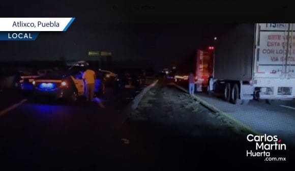 Transportistas bloquean Vía Atlixcáyotl y autopista Siglo XXI tras asesinato de chofer de la Ruta 9