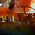 Turba incendia casa y negocio de presuntos agresores de vendedor ambulante en Tehuacán