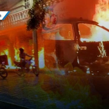 Turba incendia casa y negocio de presuntos agresores de vendedor ambulante en Tehuacán