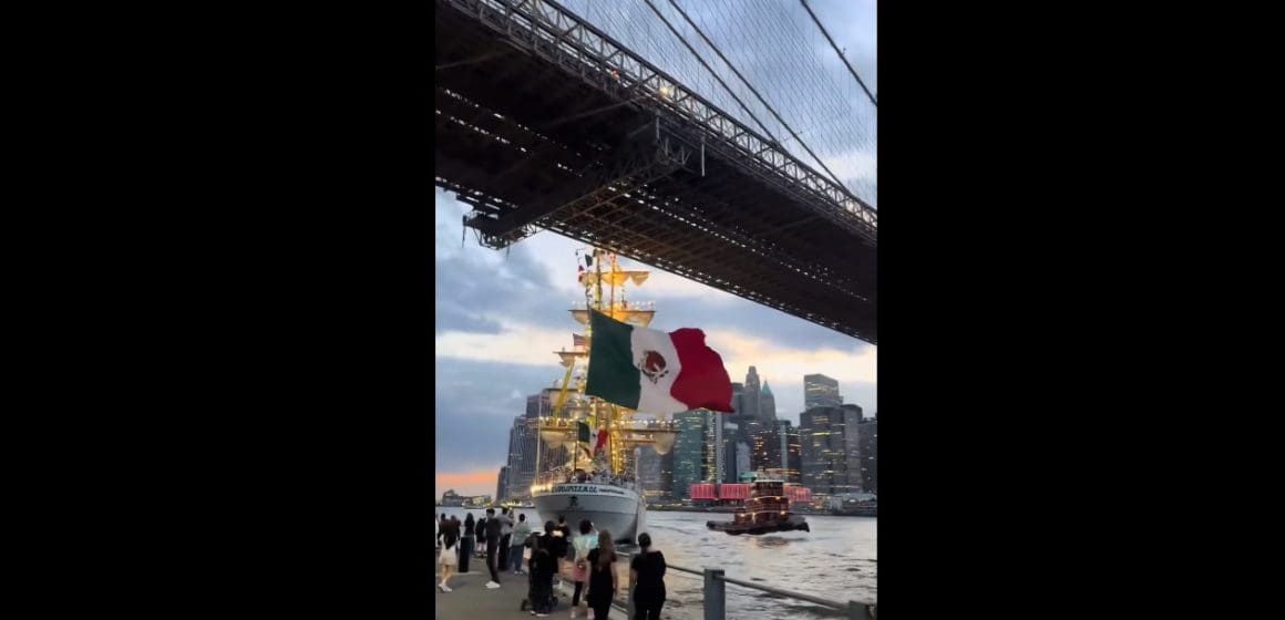 Buque escuela Cuauhtémoc de México choca en el Puente de Brooklyn