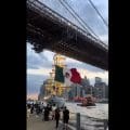 Buque escuela Cuauhtémoc de México choca en el Puente de Brooklyn