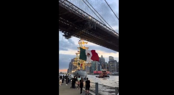 Buque escuela Cuauhtémoc de México choca en el Puente de Brooklyn