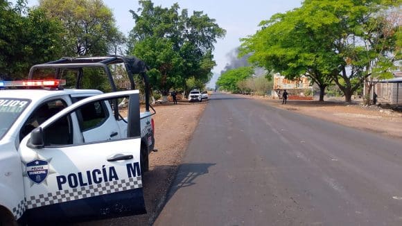 Dos policías muertos, un herido y bloqueos, saldo de jornada violenta en Michoacán