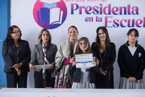 Fomenta Lupita Cuautle el rendimiento escolar con apoyos y talleres