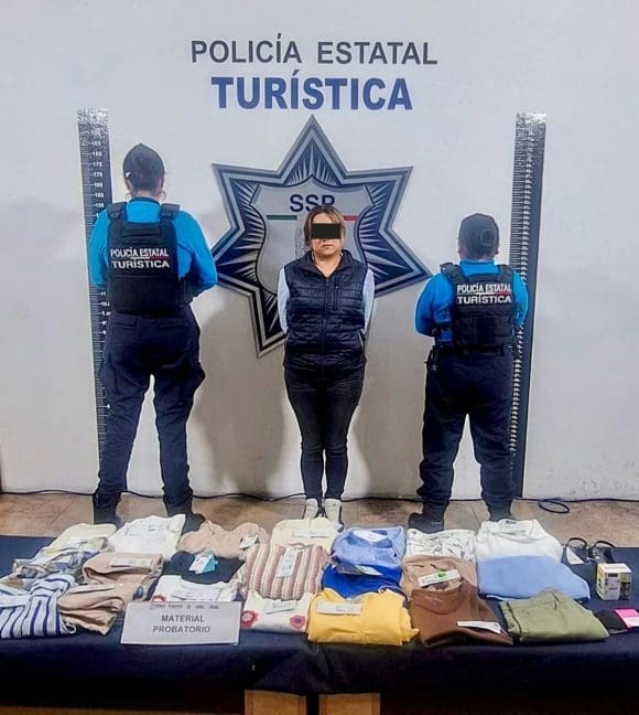 Captura Policía Estatal a dos personas por presunto robo a comercio en Puebla