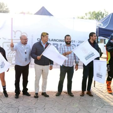 Omar Muñoz da banderazo de salida del “Rally Bola de Goma de Motociclismo”