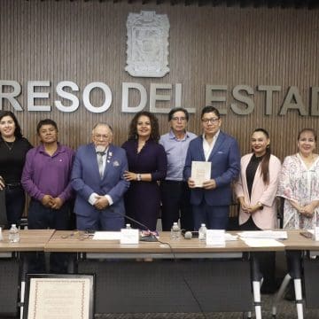 Homenaje a la poeta chilena Gabriela Mistral en el Congreso del Estado de Puebla