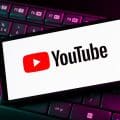 YouTube lanza anuncios inteligentes activados por IA y compras desde TV