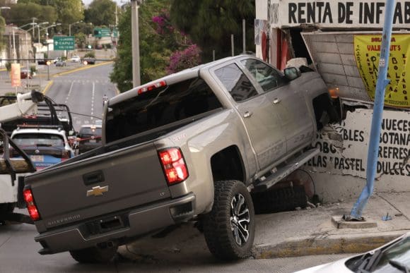 ACCIDENTE . CALZADA ZARAGOZA Presunto delincuente armado choca y resulta herido en Los Fuertes, Puebla