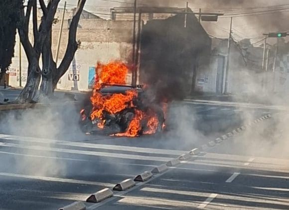 incendio Incendio de vehículo en avenida Tecnológico, Puebla: Sin heridos
