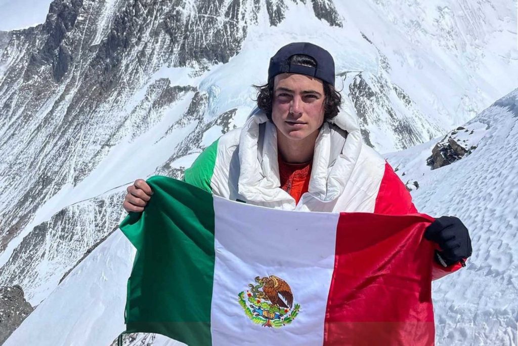 Everest: curiosidades y récords del monte más alto del mundo 1 juan diego martines alumno de la uag escala el everest 6 hCL