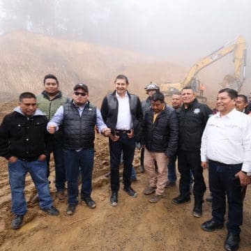 Respuesta inmediata del Gobierno de Puebla ante derrumbe en carretera de Eloxochitlán