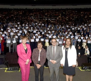 Generación 2022-2025 de la preparatoria Simón Bolívar y egresados de Veterinaria celebran graduación
