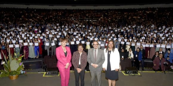 Generación 2022-2025 de la preparatoria Simón Bolívar y egresados de Veterinaria celebran graduación