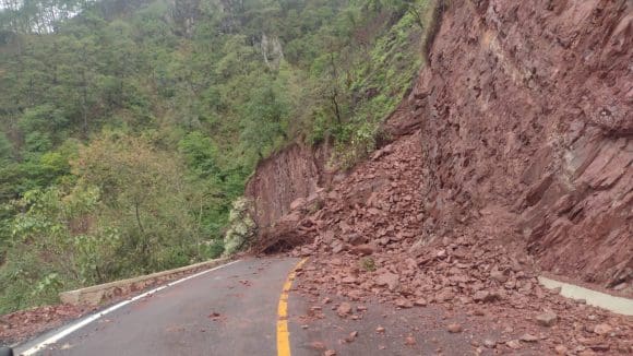 Lluvias en Puebla provocan deslaves y afectaciones viales tras remanentes de Erick