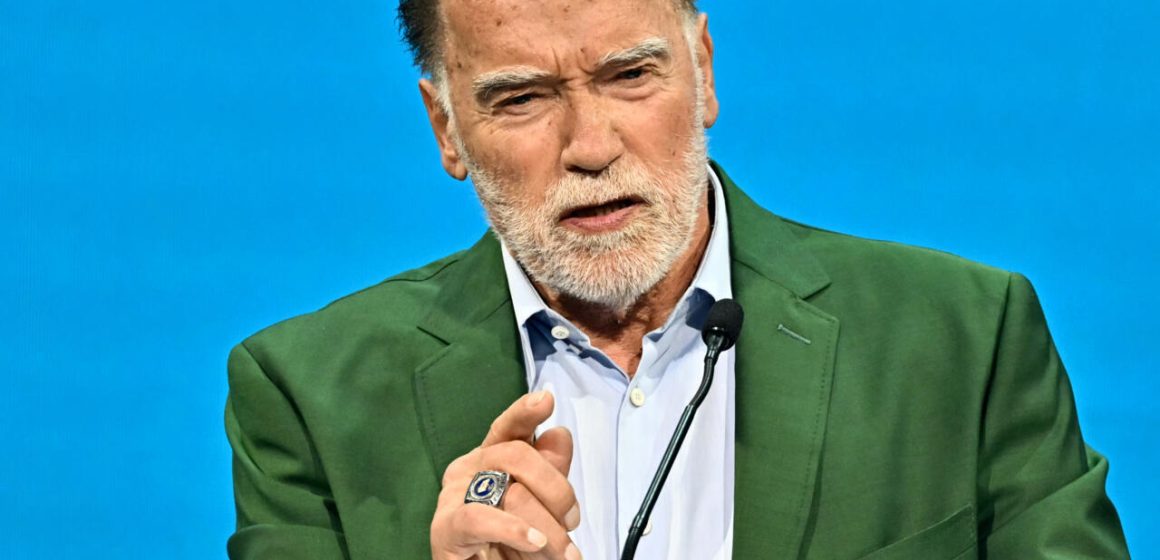 Arnold Schwarzenegger llama ‘héroes del clima’ a usuarios del transporte público en Viena