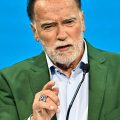 Arnold Schwarzenegger llama ‘héroes del clima’ a usuarios del transporte público en Viena