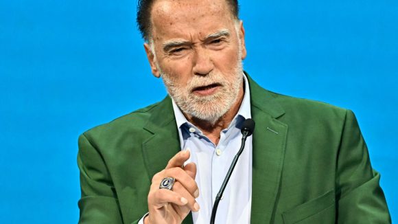 Arnold Schwarzenegger llama ‘héroes del clima’ a usuarios del transporte público en Viena