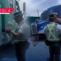 Balean a trailero en la autopista México-Puebla en intento de asalto: Guardia Nacional termina multándolo