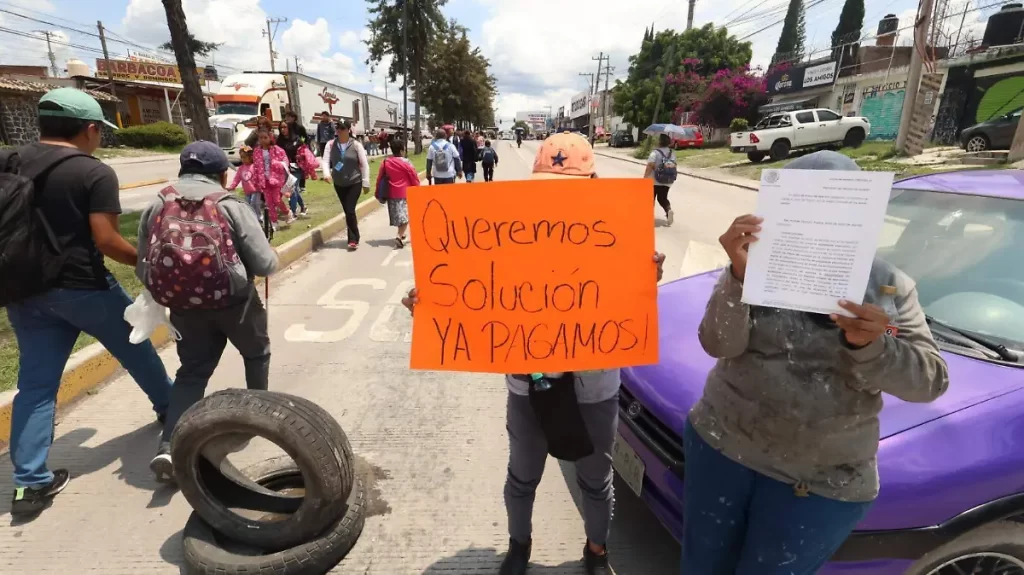 Bloquean la 11 Sur por presunto fraude de la CFE en Puebla 1 Bloquean la 11 Sur por presunto fraude de la CFE en Puebla
