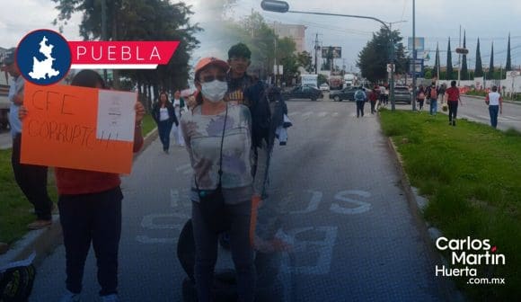 Bloquean la 11 Sur por presunto fraude de la CFE en Puebla