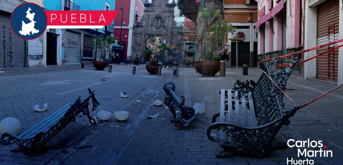 Conductor destruye banca y luminaria de la Calle de los Dulces en Puebla