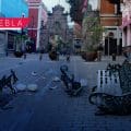Conductor destruye banca y luminaria de la Calle de los Dulces en Puebla
