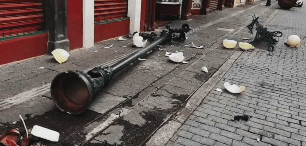 Conductor destruye banca y luminaria de la Calle de los Dulces en Puebla 3