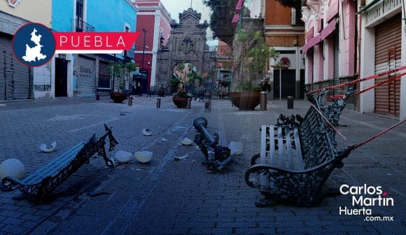 Conductor destruye banca y luminaria de la Calle de los Dulces en Puebla